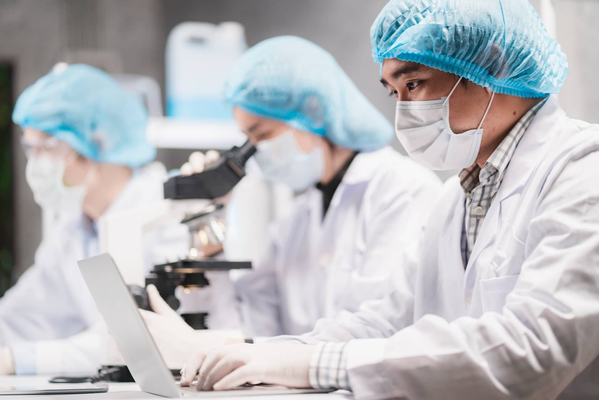 health-care-researchers-working-in-life-science-la-2022-12-16-02-05-43-utc